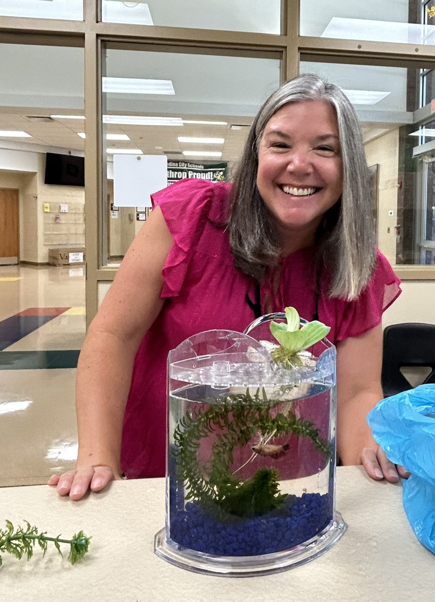 millerbrewer's tweet photo. Our awesome 5th grade teacher, Mrs Dreibelbis, shared some live plants to upgrade Eliza’s tank. 🐡🫧💚#ElizaNorthrop @MrsDodez1 https://t.co/oNKh0o9TcK