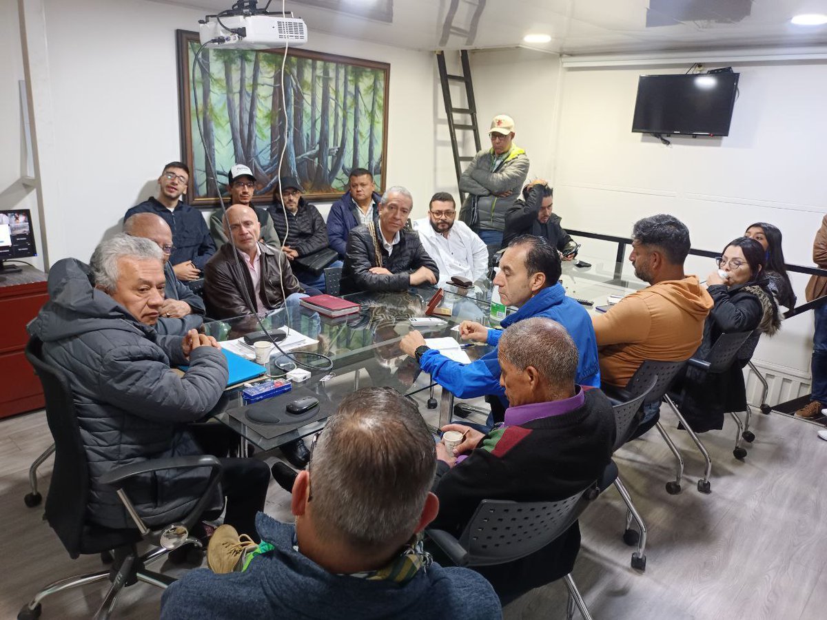 JaisonComunes's tweet image. #FelizJuevesATodos || 
💛💙❤️💚💜
Con el concejal @jcuestanovoa, @maltescut1 y los candidatos a la JAL de Kennedy @EdilRealpe y @CaroComunes conversamos con comerciantes de #corabastos sobre soberanía alimentaria, seguridad humana y paz total en el borde occidental.