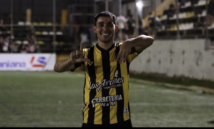 Postales de la victoria de anoche ante el equipo el pueblo en la <a href="/ligadetuiteros/">Más Liga</a> !! 

Paso a paso , todos juntos 👊🏻