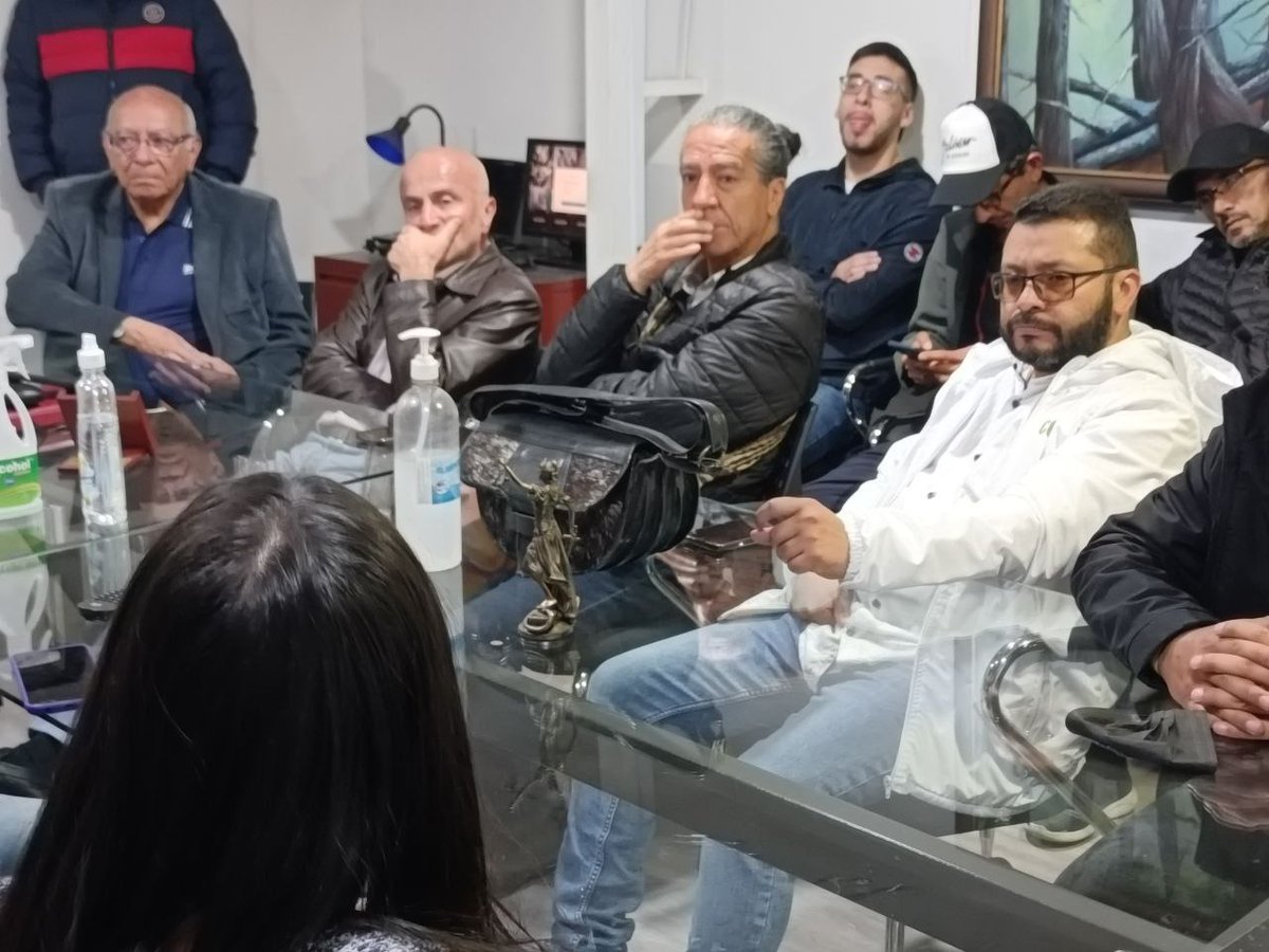 JaisonComunes's tweet image. #FelizJuevesATodos || 
💛💙❤️💚💜
Con el concejal @jcuestanovoa, @maltescut1 y los candidatos a la JAL de Kennedy @EdilRealpe y @CaroComunes conversamos con comerciantes de #corabastos sobre soberanía alimentaria, seguridad humana y paz total en el borde occidental.
