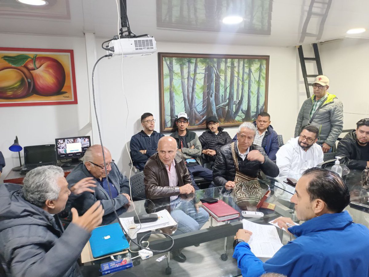 JaisonComunes's tweet image. #FelizJuevesATodos || 
💛💙❤️💚💜
Con el concejal @jcuestanovoa, @maltescut1 y los candidatos a la JAL de Kennedy @EdilRealpe y @CaroComunes conversamos con comerciantes de #corabastos sobre soberanía alimentaria, seguridad humana y paz total en el borde occidental.