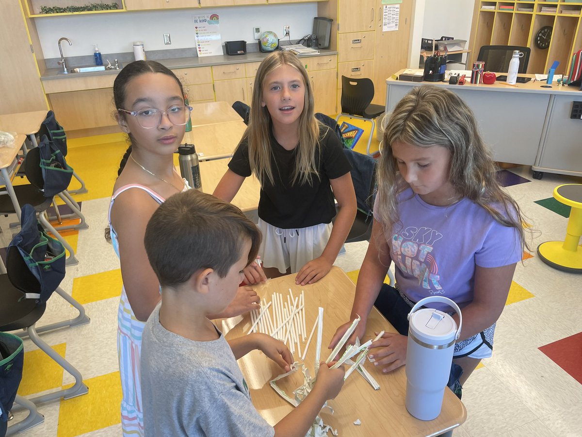 MrsWilliams_Pal's tweet photo. Cooperative activity. Build a bridge. #stem https://t.co/krA7QVYrkN
