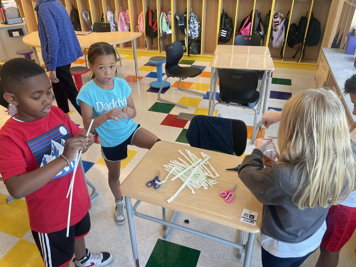 MrsWilliams_Pal's tweet photo. Cooperative activity. Build a bridge. #stem https://t.co/krA7QVYrkN