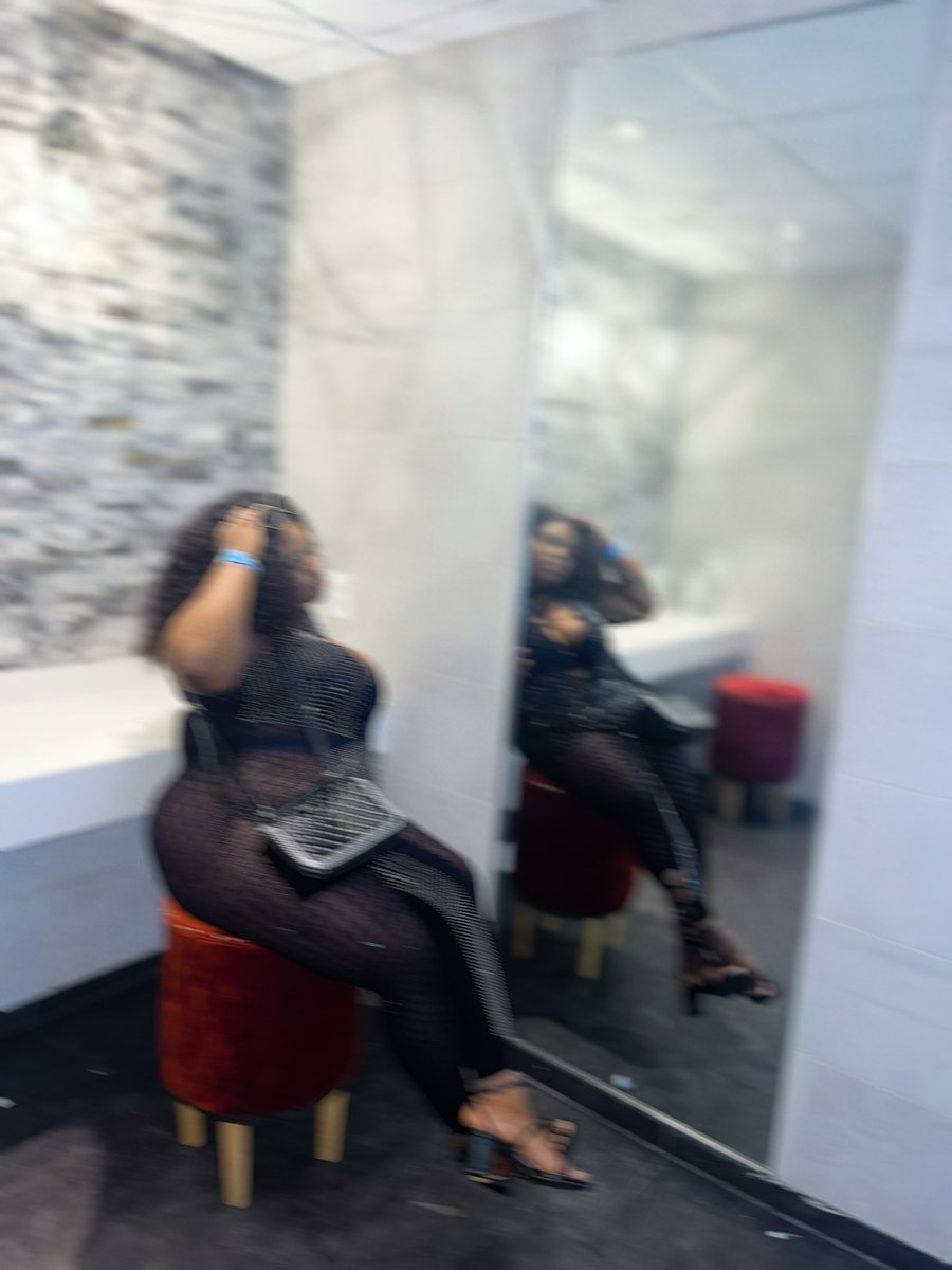 comp_lecs's tweet photo. 🥰me and blurry pics go together like this 🤞🏾fr https://t.co/E3DzBjW17M