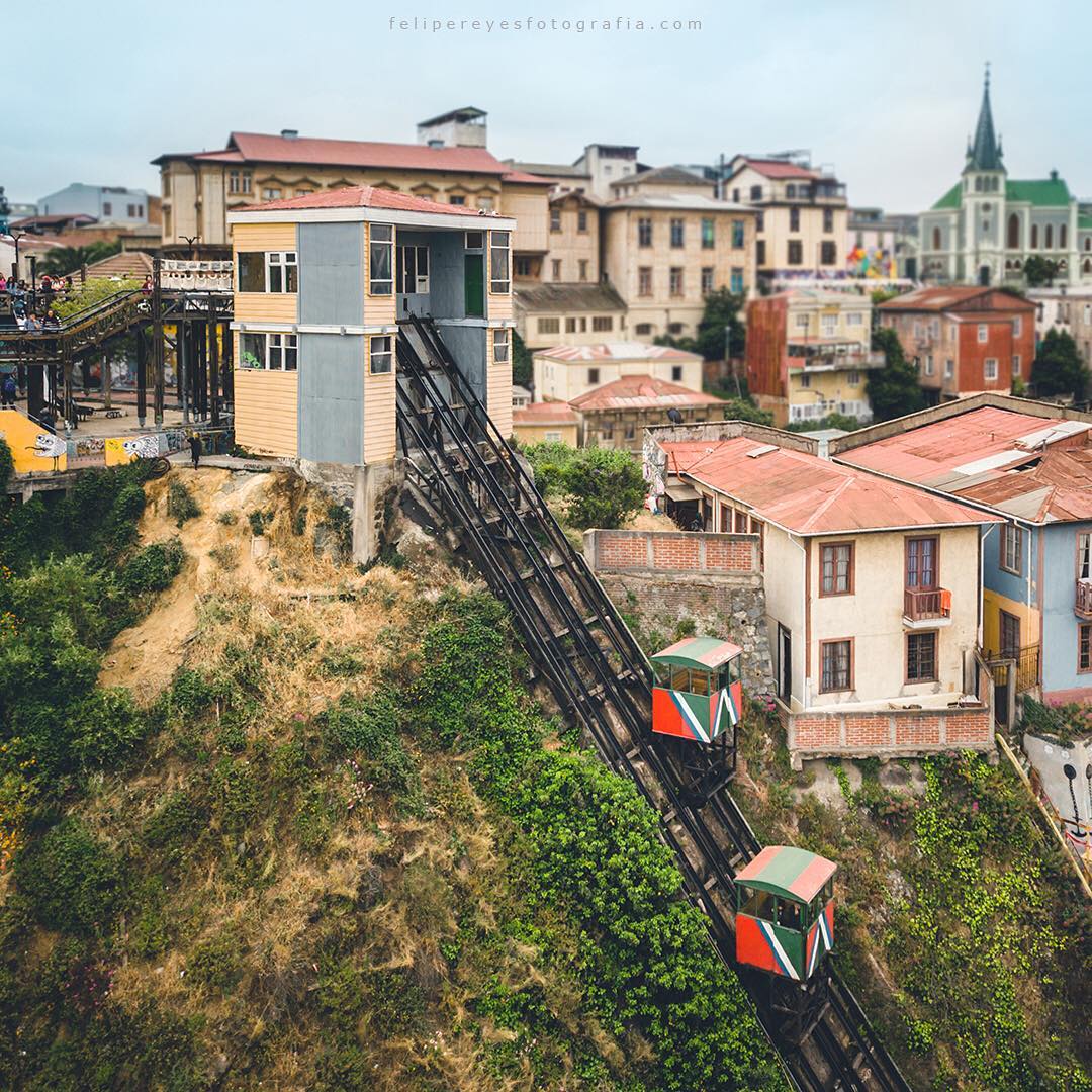 TurismoEnChile's tweet photo. Piérdete entre los cerros de Valparaíso y descubre las historias que esconden sus escaleras, ascensores y pintorescas viviendas. 🤩🧡💜💛

Fotos de @felipereyesfotografia https://t.co/rAlXvXOL5p