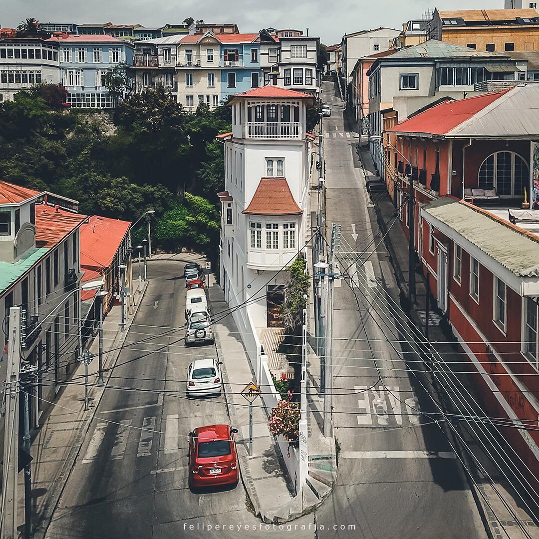 TurismoEnChile's tweet photo. Piérdete entre los cerros de Valparaíso y descubre las historias que esconden sus escaleras, ascensores y pintorescas viviendas. 🤩🧡💜💛

Fotos de @felipereyesfotografia https://t.co/rAlXvXOL5p