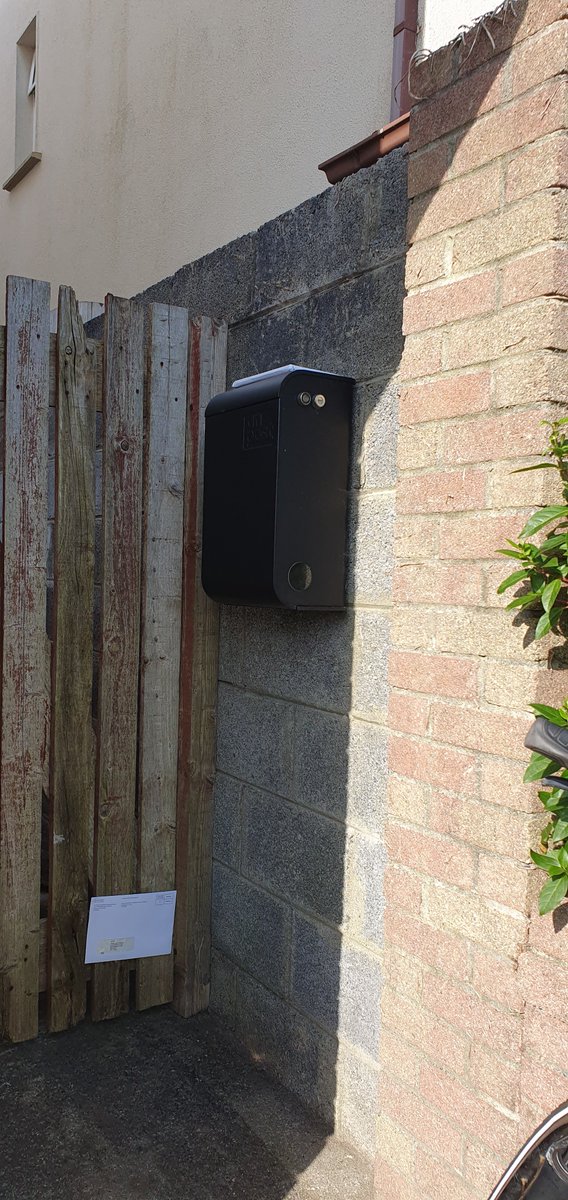 sheila_garrity's tweet image. So we signed up for @AnPostRS @anpost #secure #deliverybox to ensure....ah... secure post (and stop the rubbish/flyers, etc).  

Hmmm.... small pa Kate onto of box. Important document stuck in fence. 🙄