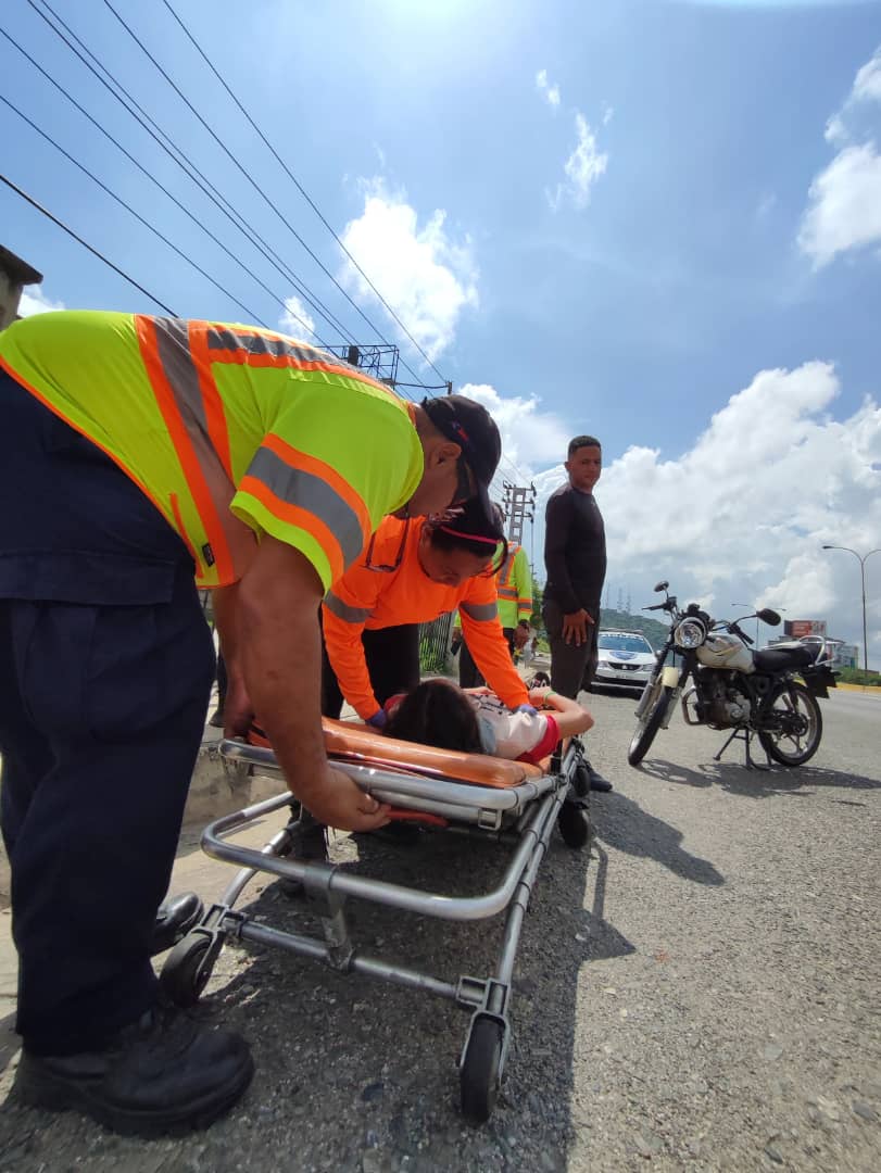 invialca's tweet photo. #Atención ⚠️ Equipos de #OperacionesViales #DVTT #PNBVial atendieron hecho vial con vehículo tipo moto a la altura del km 160 #AutopistadelEste derrape por explosión de neumático.. una joven lesionada leve atendida y trasladada por paramédicos #Invialca 🚑 https://t.co/UZzeXWm553