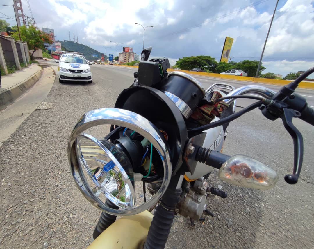 invialca's tweet photo. #Atención ⚠️ Equipos de #OperacionesViales #DVTT #PNBVial atendieron hecho vial con vehículo tipo moto a la altura del km 160 #AutopistadelEste derrape por explosión de neumático.. una joven lesionada leve atendida y trasladada por paramédicos #Invialca 🚑 https://t.co/UZzeXWm553