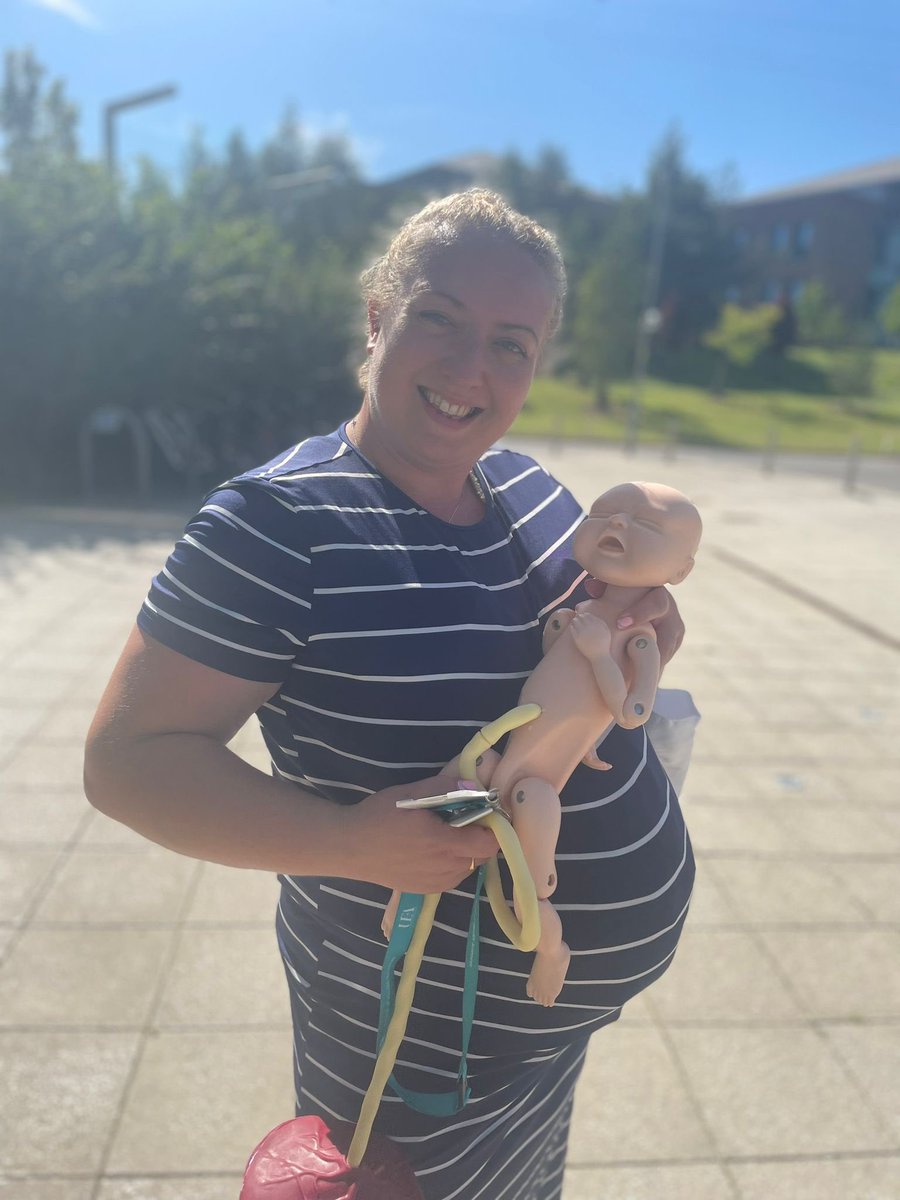 Birth simulation in the car park with @UEA_Health Student Paramedics today 
#physiologicalbirth #midwifery #midwiferyclinicaleducator #studentparamedics #collaborativelearning #interprofessionallearning