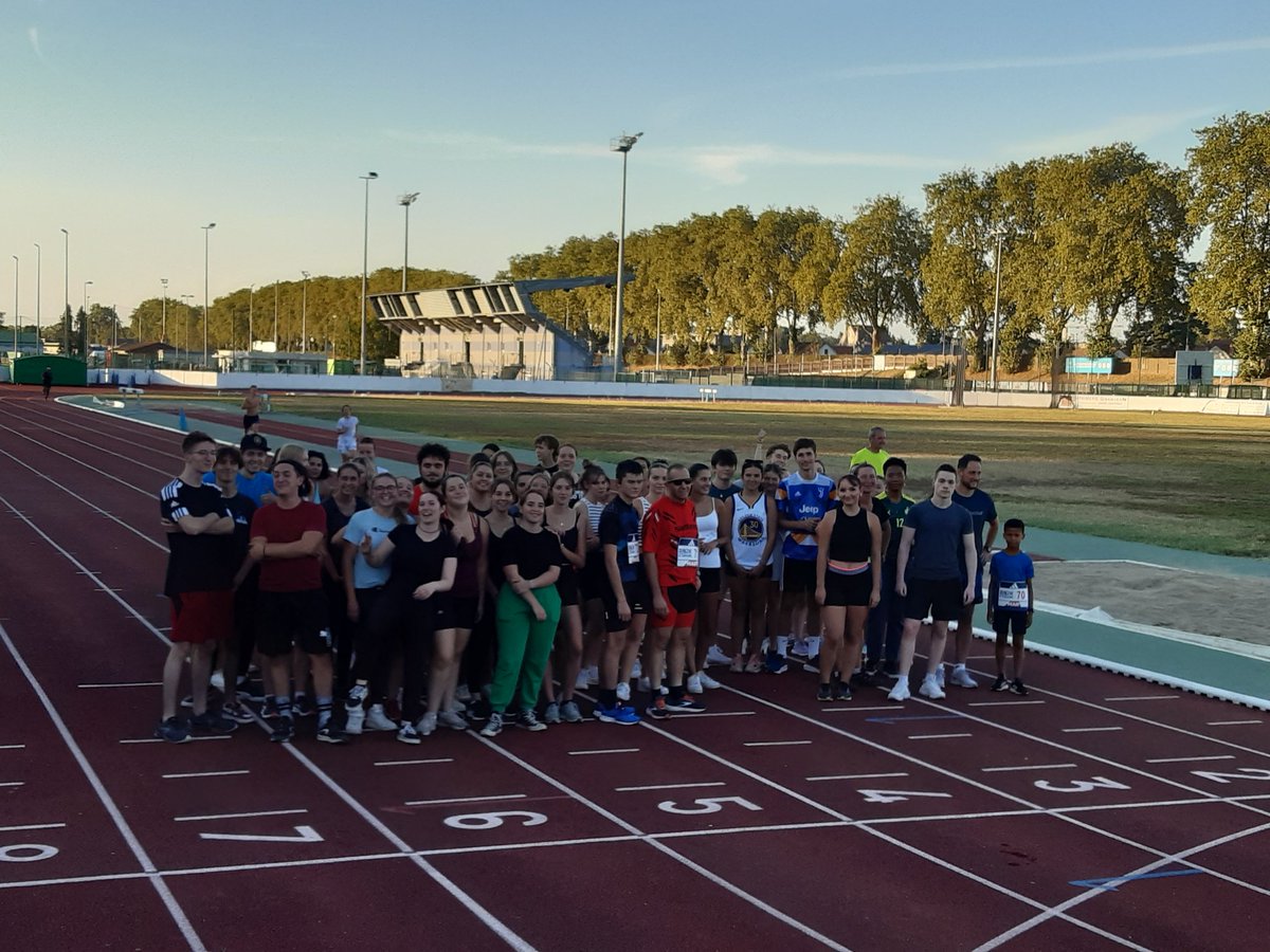 MickaelBellec's tweet photo. Rentrée des étudiants de licence #PPPE du campus #INSPÉ @UCAuvergne à Moulins. Temps de cohésion et de partage pour près de 60 étudiants de L1 et L2 ayant accompli le défi #Run2k avec #suaps et club @FFAthletisme @EAMYA03 https://t.co/58fGlipKbb