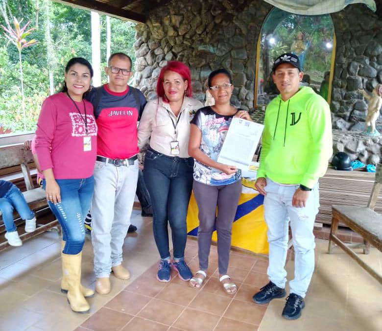 #Sucre Se realizó visita especial campo adentro en el sector el Brasil, Mcpio. Andrés Mata, para la adjudicación de 13 hectáreas de tierra para la producción de café, aguacate, cacao, caña, cambur y jobo a campesinos, además se realizaron inspecciones y captación de nuevos casos.