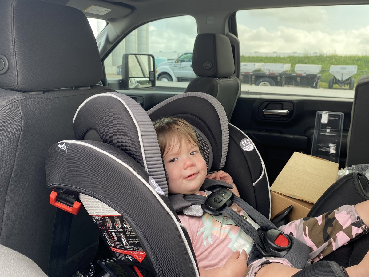 cchadwickfarms's tweet photo. It’s been a productive day picking up cover crop seed with my helper and getting some drain tile worked down https://t.co/XivHvZyHji