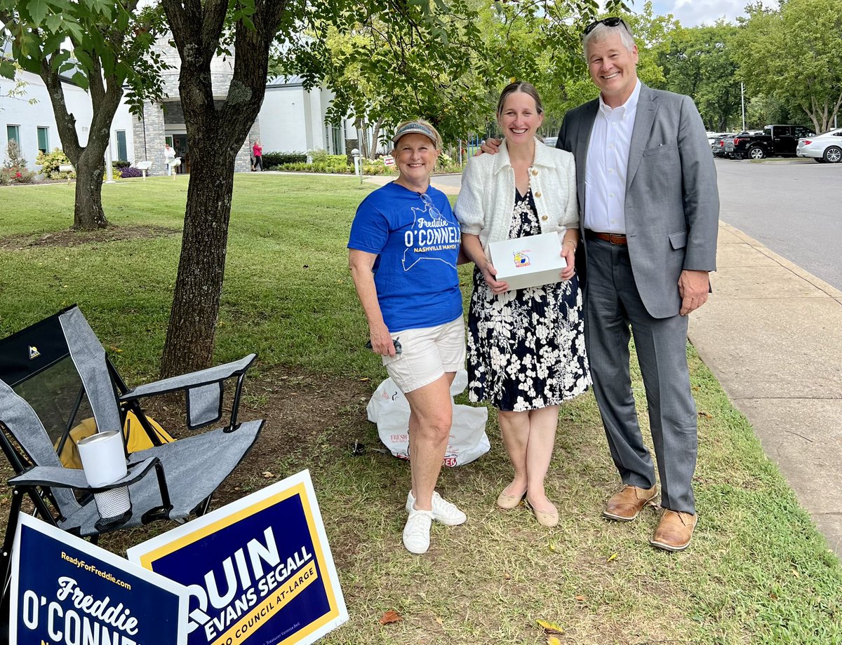 🗳️🎉Great to be with you, Lynn! Good to see @PulleyRuss & Team @quinevanssegall too! The @foxsdonutden donuts are gone now, but still NO LINES to vote at Green Hills Library. #VoteEarlyNashville at any of 12 locations till 7:00 PM this evening!