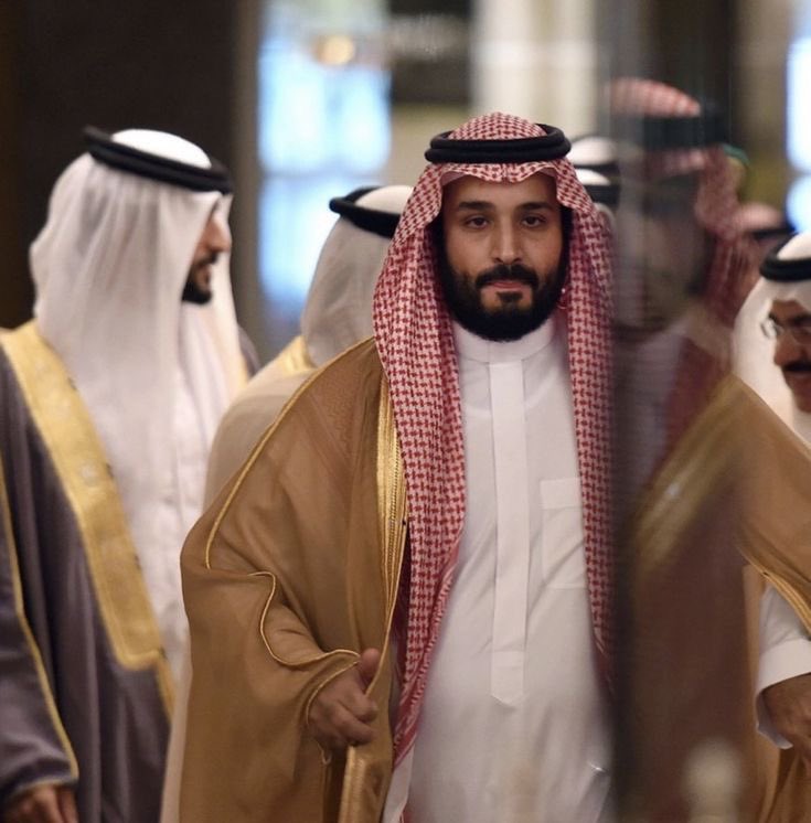 saudipopular's tweet photo. قال بشارالاسد: شعبي حثالة! 
وقال القذافي: شعبي جرذان!
وقال صدام : جوع كلبك يلحقك !
—-
قال الملك عبدالعزيز :
سأجعل منكم شعباً عظيماً 
وستستمتعون برفاهية في أكبر كثيراً 
من تلك التي عرفها أجدادكم 

وقال الملك فيصل :
إن مت بوقت الصوم اخبروا شعبي بعد الفطور

وقال الملك عبدالله :
أيها الشعب الكريم أنا آسف أنا آسف أنا آسف
لا أقدر أصافحكم ولا أقدر أحضنكم يعلم الله أنكم في قلبي دائماً " 

وقال الأمير محمد بن سلمان :
 أنا أعيش بين شعب جبار وعظيم 

هذا الفرق بين حكامنا وحكامهم فهم منا ونحن منهم 
🤍🇸🇦