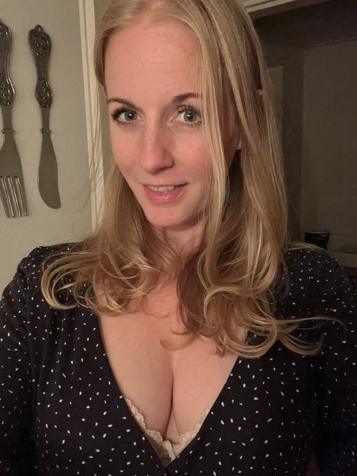 Been preparing packages almost all evening and now I&rsquo;m going to walk the dogs. When I get back inside<a href="/tag/onmfc"class="tags"><span>#onmfc</span></a>