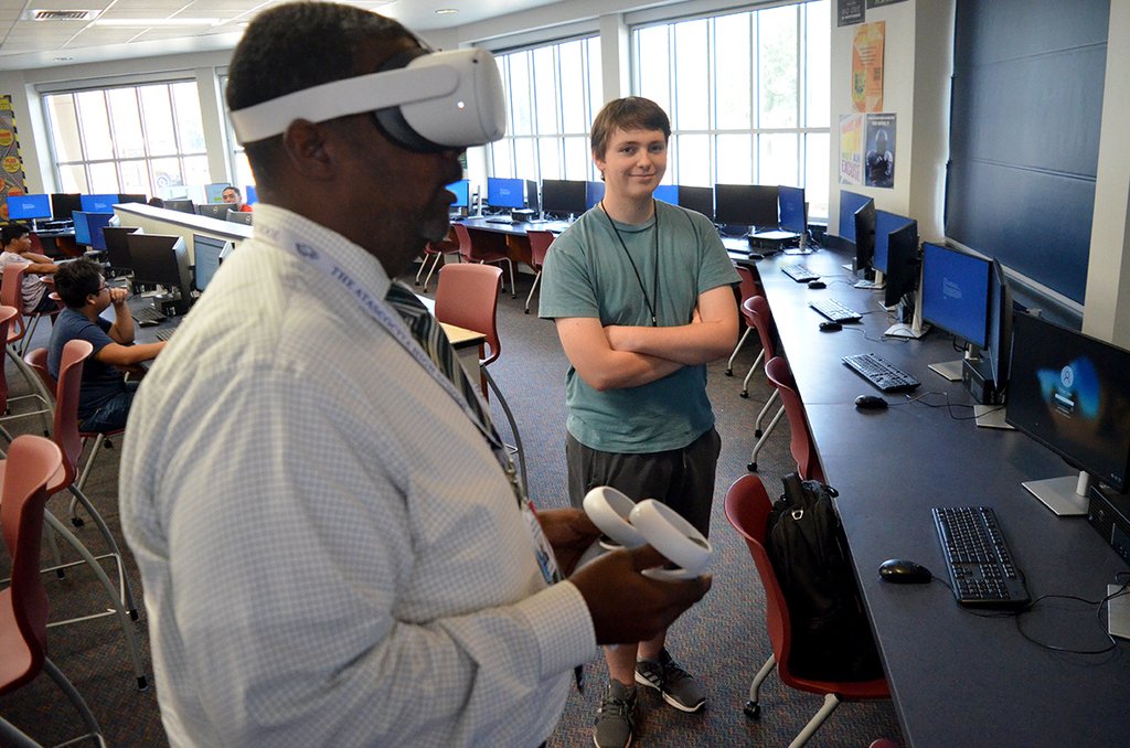 HumbleISD_AHS's tweet photo. Alex Simas paired a VR  headset with a Revit model of a tiny home that he created.  Alex is a  Practicum of Architecture student in Mr. John Cobb's class. Teacher Ann Wehrman won a $10,000 grant for Oculus Quest 2 headsets so students can create content like this. #HumbleCTE https://t.co/RqUpjGLuzk
