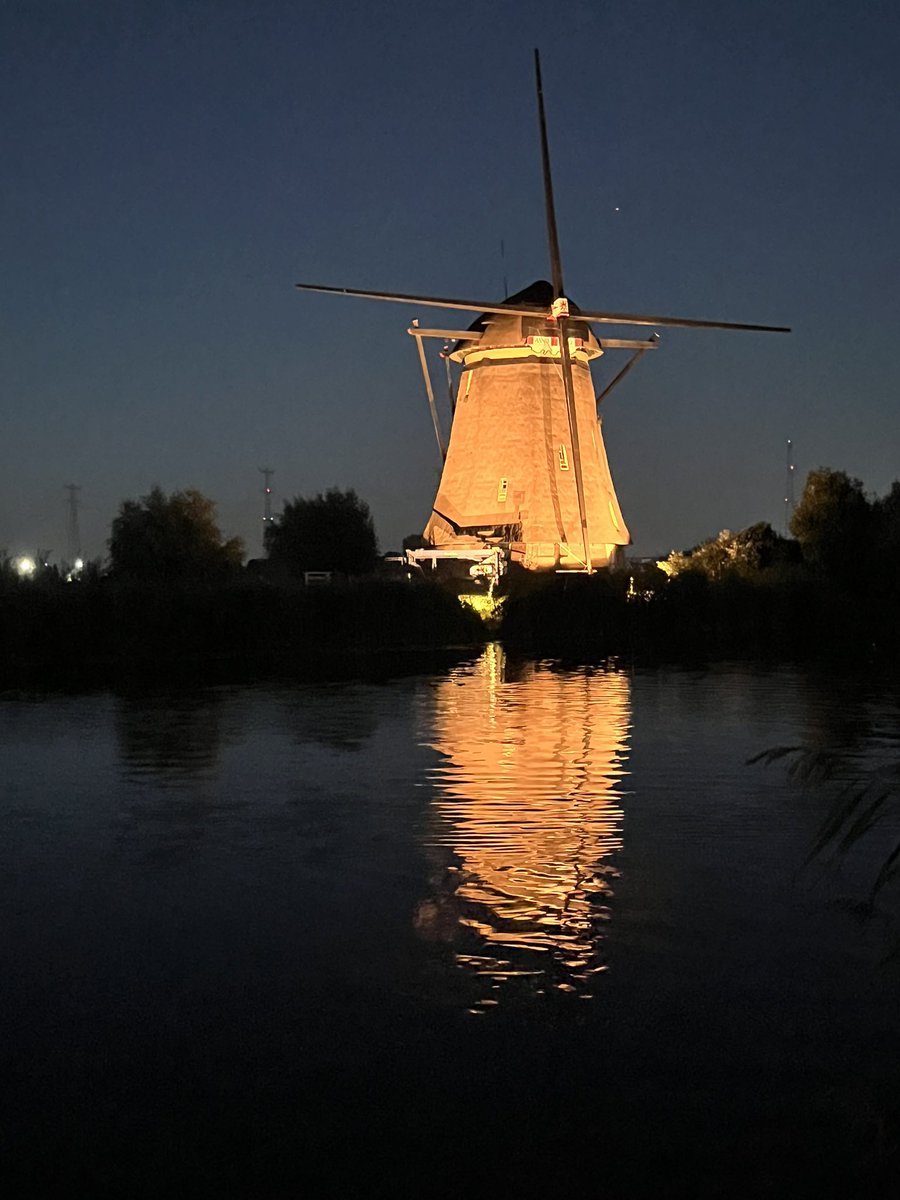 RunaCu's tweet photo. De verlichte molens van #Kinderdijk https://t.co/RHbmcs7AwI