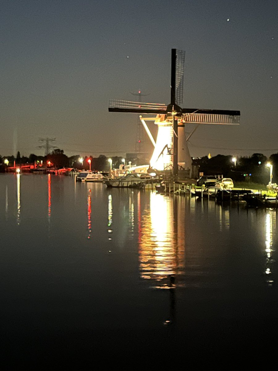 RunaCu's tweet photo. De verlichte molens van #Kinderdijk https://t.co/RHbmcs7AwI