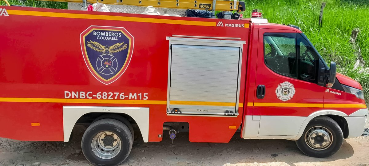 floridabomberos's tweet photo. En la #tarde de este #jueves, el #CBVF atendió el #reporte sobre una quema de #coberturavegetal y #residuossólidos, cerca de los #barrios #Mesetas2 y #Villa #Sofía de #Girón.

Las #llamas alcanzaron a #consumir aproximadamente 300 mts.² de #vegetación, sin afectar las viviendas. https://t.co/GAufcYtKL1