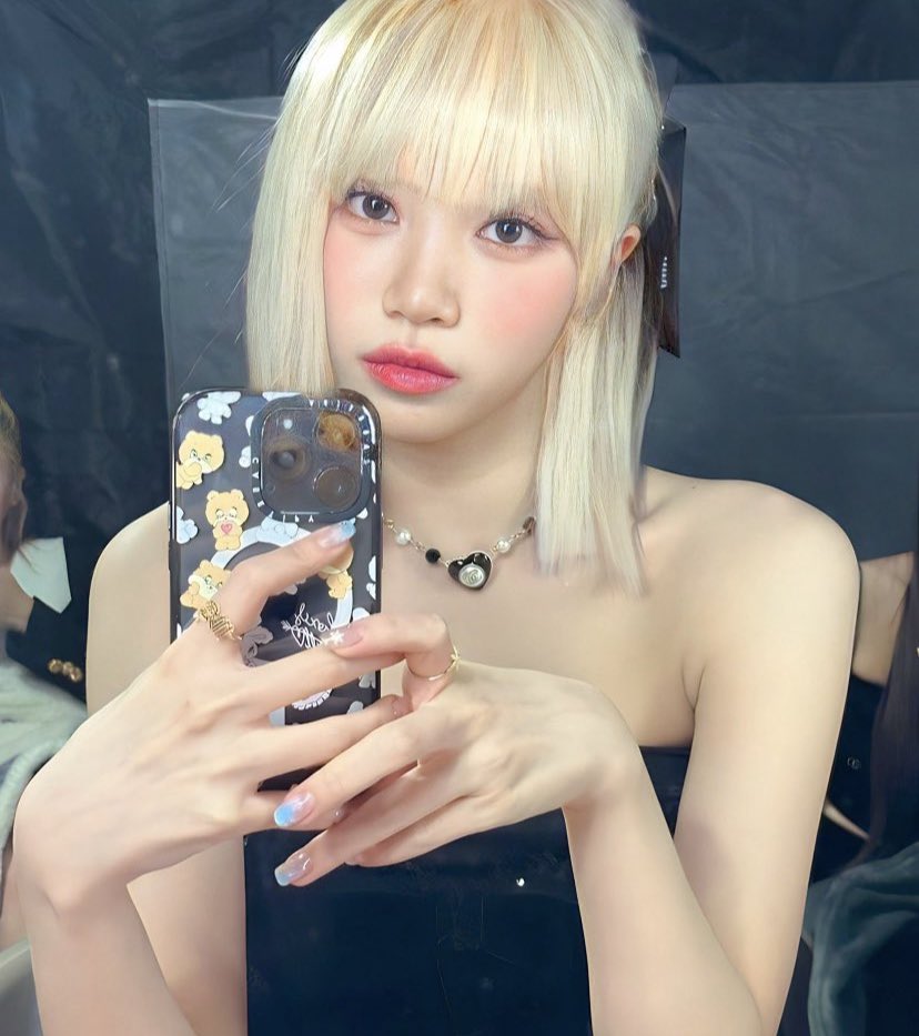 sserapics's tweet photo. CHAEWON BLONDE ?!?! https://t.co/xza0sat757