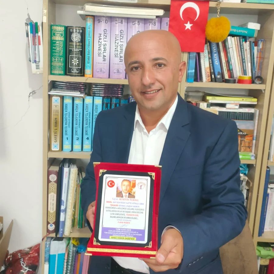 SecanTv's tweet photo. Şair, Yazar ve aynı zamanda gazeteci olan Hüseyin Turhal'a  Genel Merkezi Adana'da bulunan Tüm San Derneğinden   sanatçı kimlik kartı ve katılım plaketini Tüm-San Derneği Adıyaman İl Başkanı Kazım Karagöz tarafından takdim edildi.  #secantv #TümSanDerneği  #HüseyinTurhal https://t.co/guTKXkFohz