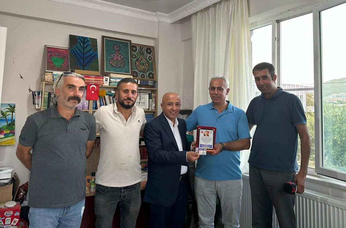 SecanTv's tweet photo. Şair, Yazar ve aynı zamanda gazeteci olan Hüseyin Turhal'a  Genel Merkezi Adana'da bulunan Tüm San Derneğinden   sanatçı kimlik kartı ve katılım plaketini Tüm-San Derneği Adıyaman İl Başkanı Kazım Karagöz tarafından takdim edildi.  #secantv #TümSanDerneği  #HüseyinTurhal https://t.co/guTKXkFohz