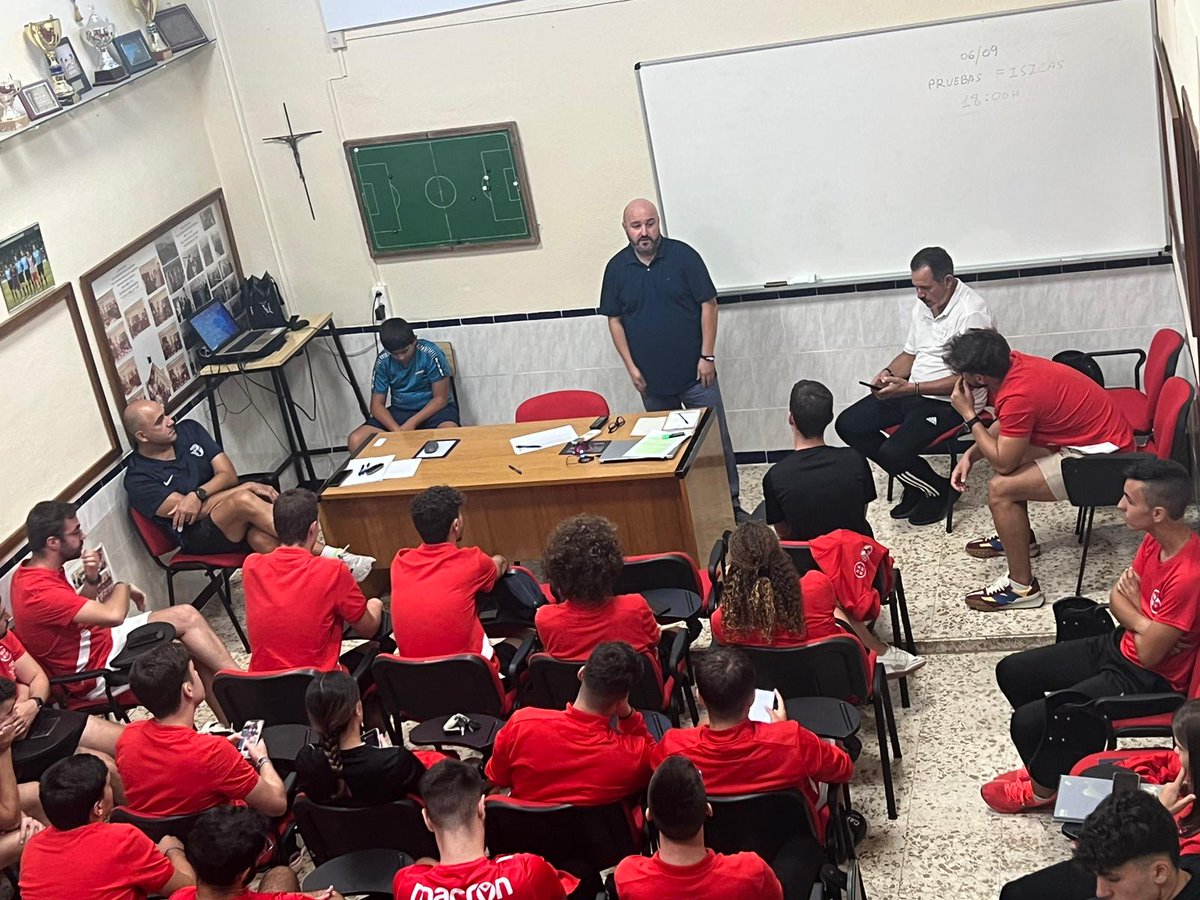 RFAFGranada's tweet photo. Exámenes teóricos y pruebas físicas realizadas en la jornada de ayer y hoy  a los árbitros y árbitras por el Comité Técnico de Árbitros de la delegación en Granada de la RFAF bajo la supervisión de su Delegado en  Granada D. Juan Manuel López Amaya. https://t.co/NUnJOnFdVj