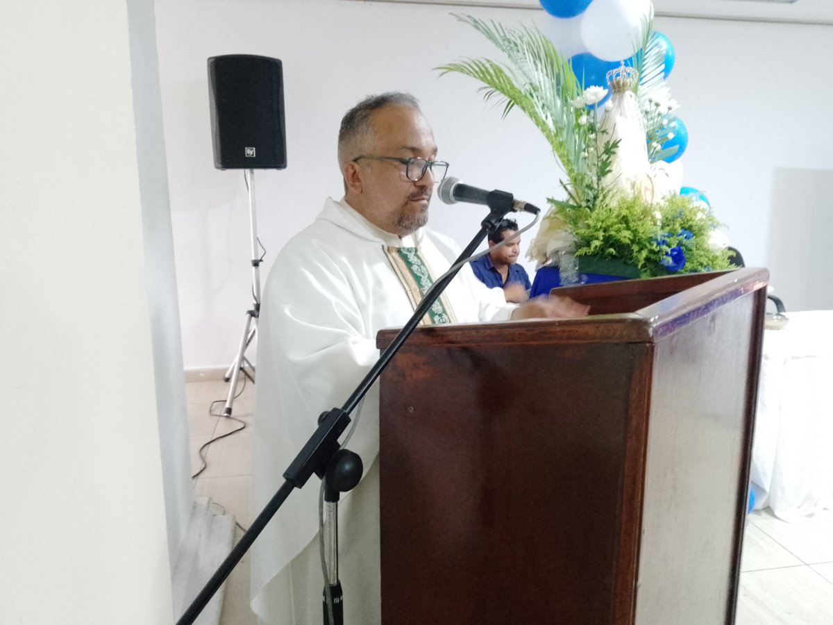 #VirgenDelValle
Legisladores y Trabajadores del <a href="/cleanzoategui_/">Consejo Legislativo del Estado Anzoátegui</a> realizaron misa en honor a la Virgen del Valle Patrona de Oriente
<a href="/andresmarquez07/">Andres Marquez</a> 
<a href="/FilibertoPSUV/">Filiberto Martinez</a> 
<a href="/rafaelbottaro1/">Rafael Bottaro</a> 
<a href="/DinorahRequena/">Dinorah Requena</a> 
<a href="/arelysponce1/">arelys ponce</a> 
<a href="/anyerhenriquezm/">Anyer Henríquez Medina</a> 
<a href="/marjsilva2/">Marcia Silva</a> 
<a href="/smparaqueimo/">silvia paraqueimo</a>