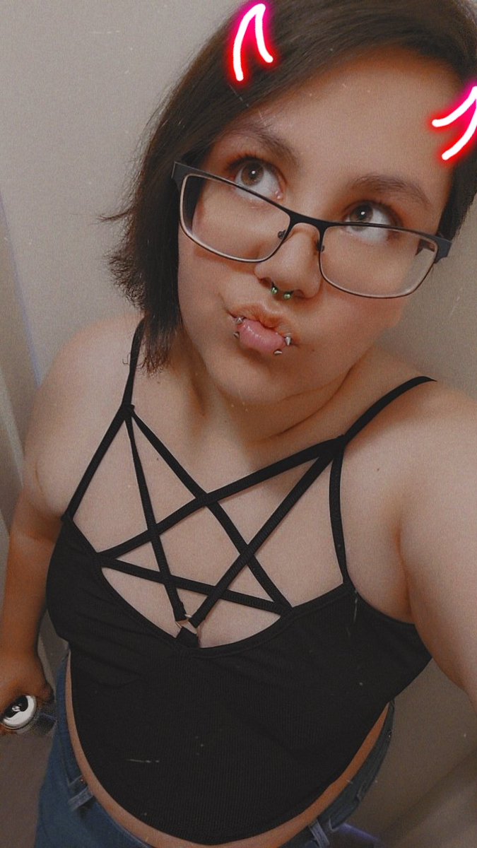 shadowterri's tweet photo. Felt cute today 🖤 curvy and don't care 😂 #cute #selfie #curvy #nonbinary #LGBT https://t.co/9577FGbBOl