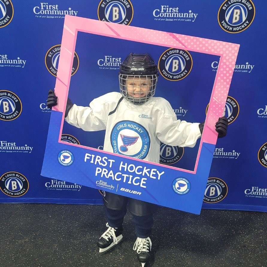 STLBLUESYH's tweet image. Not only is the Blues hockey season starting in a few weeks, but so is session two of fall learn-to-play!
 
If your child is interested in playing hockey, click the link below for more information!

learntoplay.nhl.com/locations/blue…

#GrowingTheGame
#GirlsDevelopment
#LittleBlues