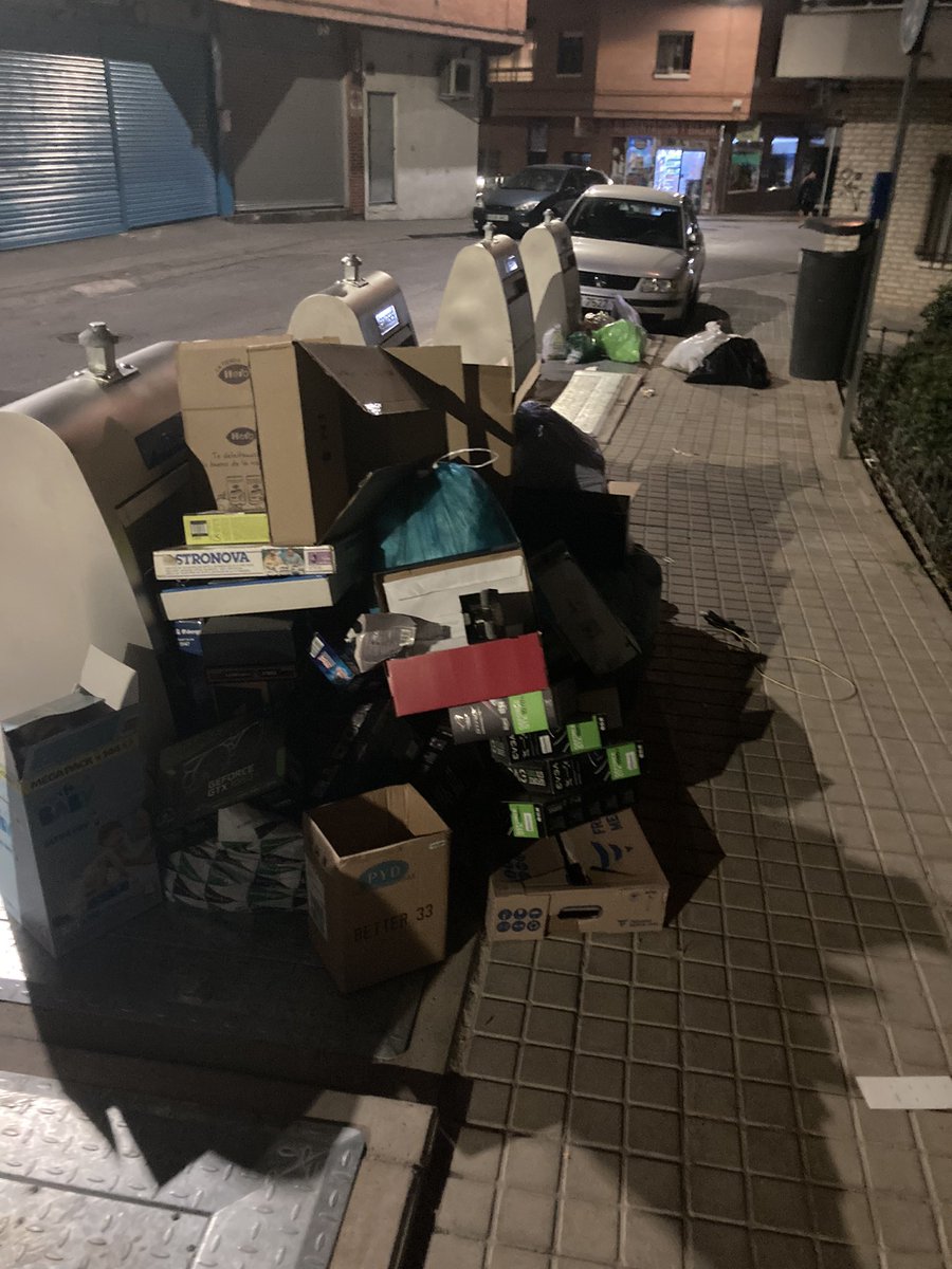 gcaro31's tweet photo. En #lasrozas , primer y segundo día que están en marcha los contenedores que se ha empeñado en poner el @Ayto_Las_Rozas ( Evolución de la situación 10 de 10, lo recomiendo) https://t.co/vO3bytbglG