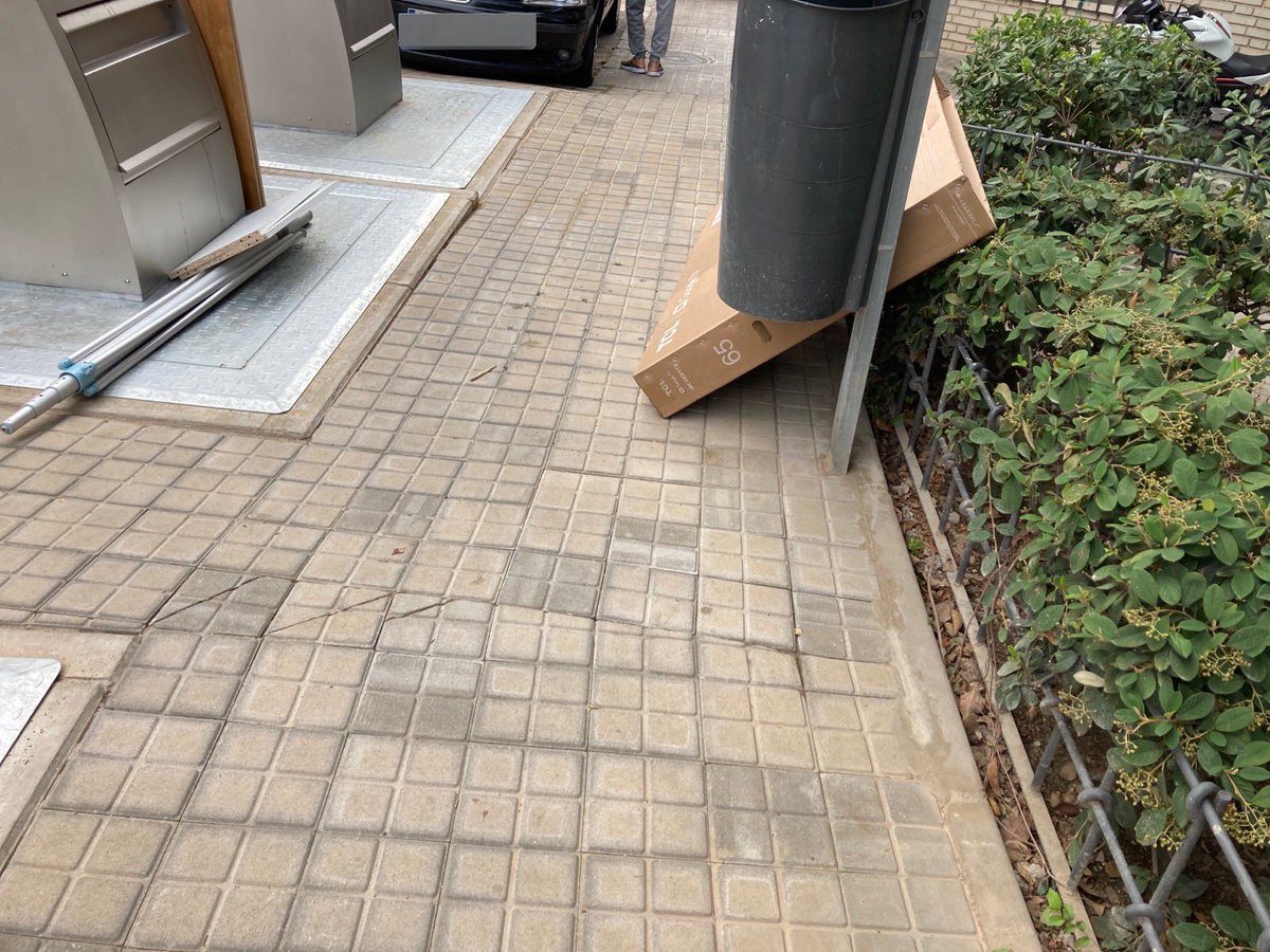 gcaro31's tweet photo. En #lasrozas , primer y segundo día que están en marcha los contenedores que se ha empeñado en poner el @Ayto_Las_Rozas ( Evolución de la situación 10 de 10, lo recomiendo) https://t.co/vO3bytbglG
