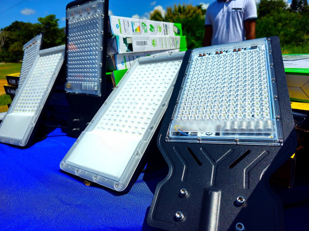 AlcaldiaMCR's tweet photo. #LoDijo|| Alc. @HumbertoMarte: Gracias al Gob. @HectoRodriguez hemos instalado 150 luminarias LED en todas las calles de Caujarito y además nos ha aprobado 100 lámparas más, para que todos los sectores de esta zona estén iluminados #PuebloMásMaduro https://t.co/TT6QuJf5vb