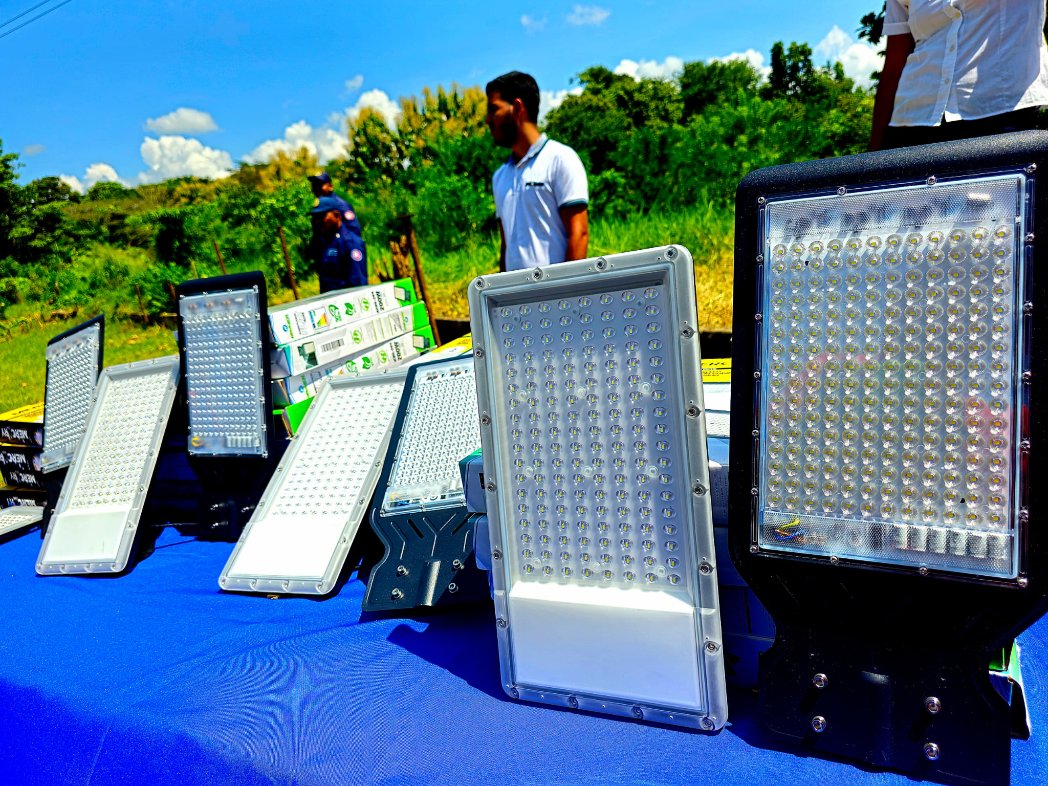 AlcaldiaMCR's tweet photo. #LoDijo|| Alc. @HumbertoMarte: Gracias al Gob. @HectoRodriguez hemos instalado 150 luminarias LED en todas las calles de Caujarito y además nos ha aprobado 100 lámparas más, para que todos los sectores de esta zona estén iluminados #PuebloMásMaduro https://t.co/TT6QuJf5vb