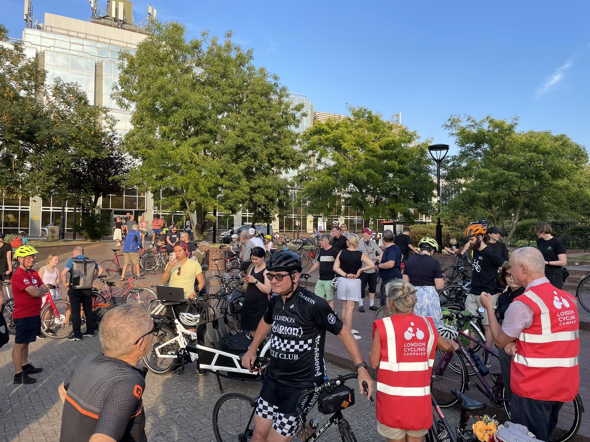 ChristopheSW5's tweet photo. @London_Cycling @RBKC @wandbc @TfL Powerful and emotional protest ride over Battersea Bridge tonight a month after the death of a 27 year old cyclist with hundreds of cyclists demanding action from @RBKC @wandbc @TfL #SafeBridges #BatterseaBridge https://t.co/aQMQYhbON6