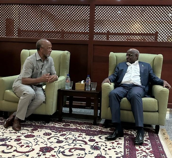 Acabo de despedir en el aeropuerto al Primer Ministro, Abdoulkader Kamil Mohamed. Viaja a La Habana a la Cumbre G77 + China. Es su primera visita a Cuba. Está entusiasmado, dijo, porque se cumplirá su sueño de visitar la Isla. Buen viaje, Excelencia! <a href="/cubag77/">Cuba Presidency | G-77 and China</a>