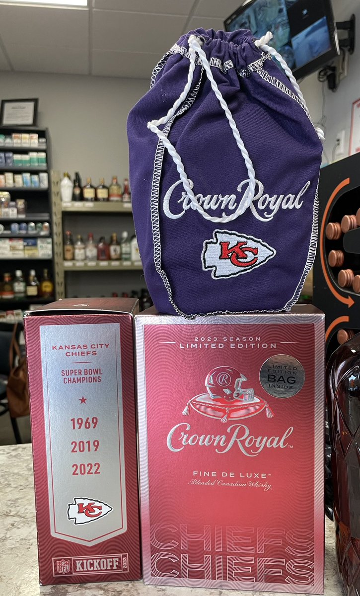 TheJugStore1's tweet photo. Who is really a Chiefs fan? There are only 12 in the house. The race is on! https://t.co/yIpH06cTWc