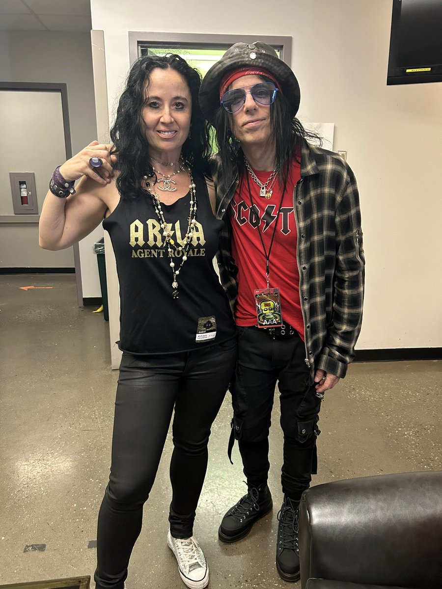 AgentRoyale's tweet photo. Thank you T for an awesome time. @DisVicious1 ♥️♥️♥️. #disvicious1 #crossboneskully @CrossboneSkully #alicecooper #vampires #imnotjohnnydepp #bitchen #tommyhenriksen #hollywoodvampires #livemusic #torontodesigner #toronto #rockfashion #rockphotography #backstsge #torontolife #budweiserstage #robzombie #zombie