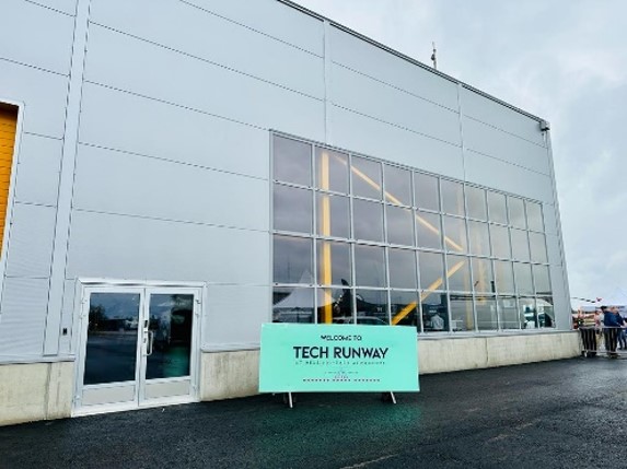 BellFlight's tweet photo. The Bell team recently attended #TechRunway 2023, where we had the opportunity to connect with industry professionals and showcase the Bell 505 and 429.
Thank you to everyone who stopped by and we hope to see you next year!
#BellFlight #aviation #helsinkieastaerodrome https://t.co/pSb19dO39k