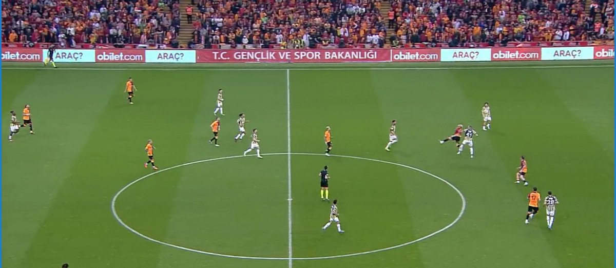 sinan_yilmazz's tweet photo. Şampiyonluk golünden bir hafta sonra FB maçı. Berkan rastgale topu kafayla karşılıyor. Arkasında kendisinden 6cm daha uzun Szalai'nin üzerinden kafayı arkaya indiriyor ve Zaniolo götürüp nefis bir gol yapıyor. 
+ https://t.co/Oknc6Ns4cn