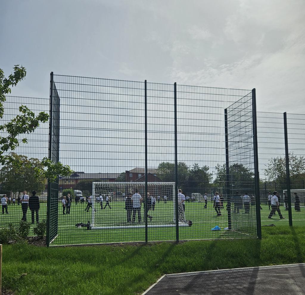 Y7 &amp; Y8 this lunchtime having lots of fun playing table tennis and football together 🏓 ⚽️ 🧑‍🤝‍🧑👭

<a href="/SchoolCatering/">Impact Food Group</a> #lunchtime