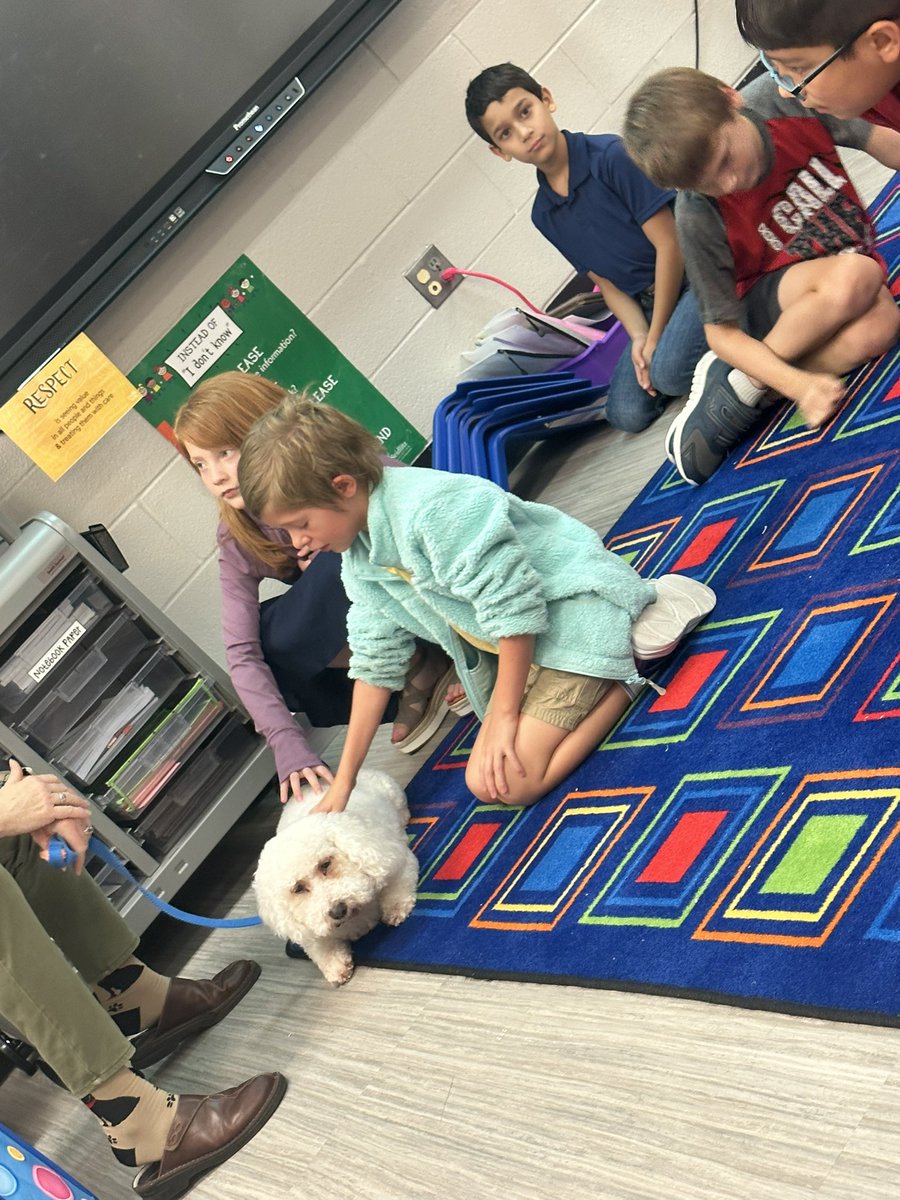 We LOVE our new school counselor and her assistant Vivi ❤️🐶

#TeamHES <a href="/I_T_Holleman/">Holleman Elementary</a>