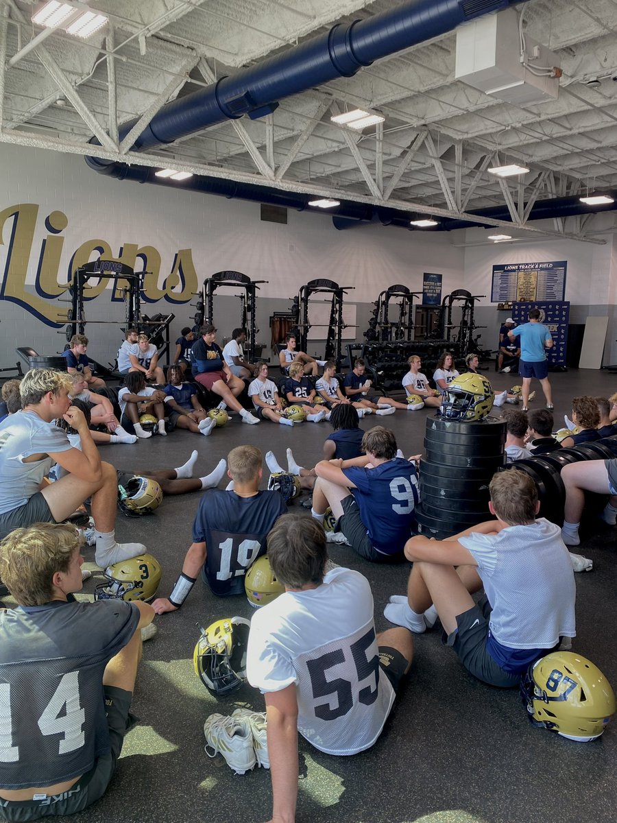 LakeCreekTDClub's tweet photo. Taylor Robinson, back for round two with Lake Creek football!
 His return visit is a testament to his impact. His talks on clutch plays and leading us in prayer are always a hit. Thanks for being part of our journey, Taylor! 🤝 #TaylorReturns #TeamTalk #FootballFamily https://t.co/lt4dPZKEzY