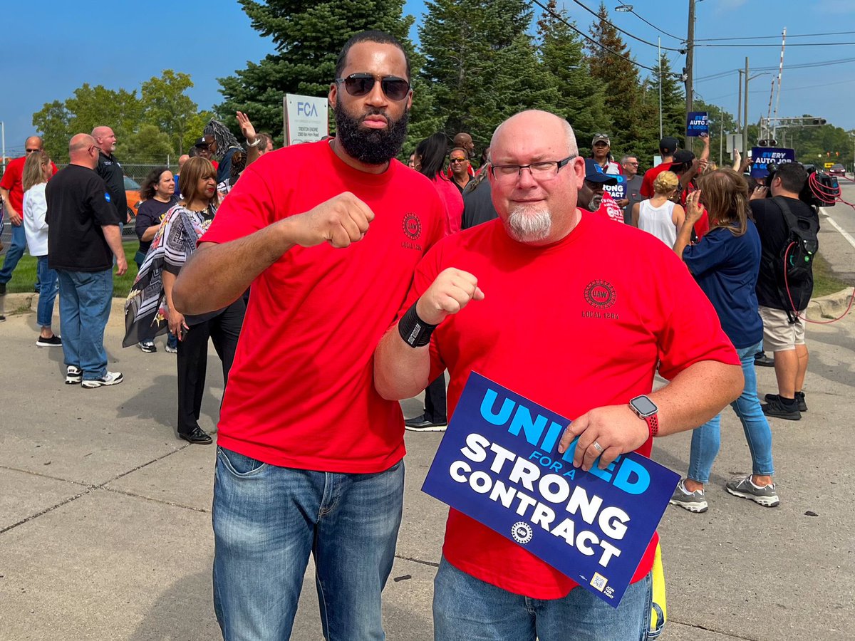 UAWLocal1284's tweet photo. UAW Local 1284 members standing in solidarity with our union brothers and sisters at Trenton Engine! For a PRACTICE PICKET 🪧 

Community members, families, and workers are standing together for economic justice on and off the job.

@UAW  @uawregion1a https://t.co/rpAWN5Sks3