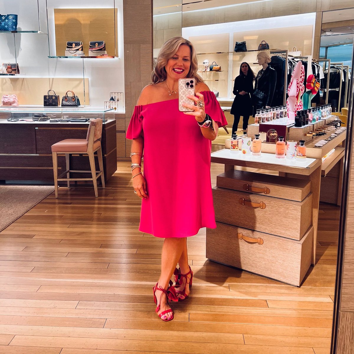 Hosting a private event in partnership with Louis Vuitton was such a wonderful opportunity to share our Luxury Mindset research. 

We shared champagne, and the team could shop privately with some of my fave associates of the House.

#LuxuryLover #LuxuryIsaMindset #LiveLuxe