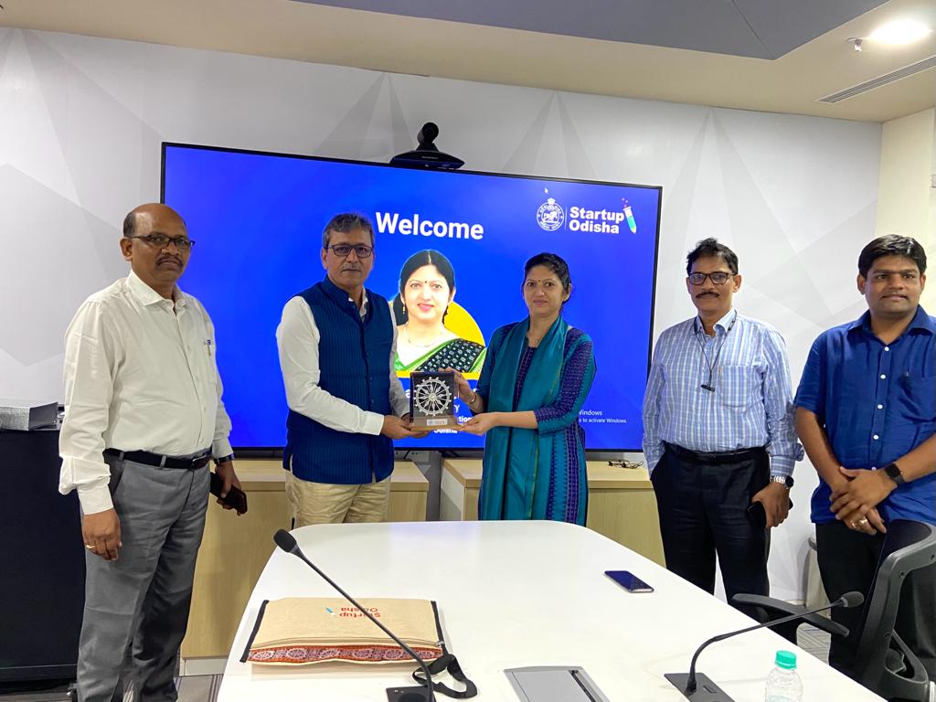 startup_odisha's tweet photo. Principal Secretary @SDTE_Odisha Smt Usha Padhee @ushapadhee1996 visited O-Hub on Thursday. During her visit ahead of Odisha Startup Yatra 2023, she was briefed about various Incubators, startups, and working of the startup ecosystem. https://t.co/0EGMAEGCtf