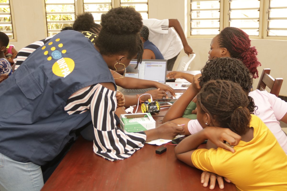 Tech4Youth1's tweet photo. 🚀Plongez dans un monde où la passion rencontre la programmation avec le micro:bit !
Demain,nous dévoilerons nos chefs-d'œuvre🎨au Centre des Jeunes et Loisirs à #Allada et à l'ONG @BougeOuidah à #Ouidah.
L'excitation est à son comble chez nos #Fatis🥳 #InnovationTech #Tech4Girls https://t.co/f8e0YmIUTJ