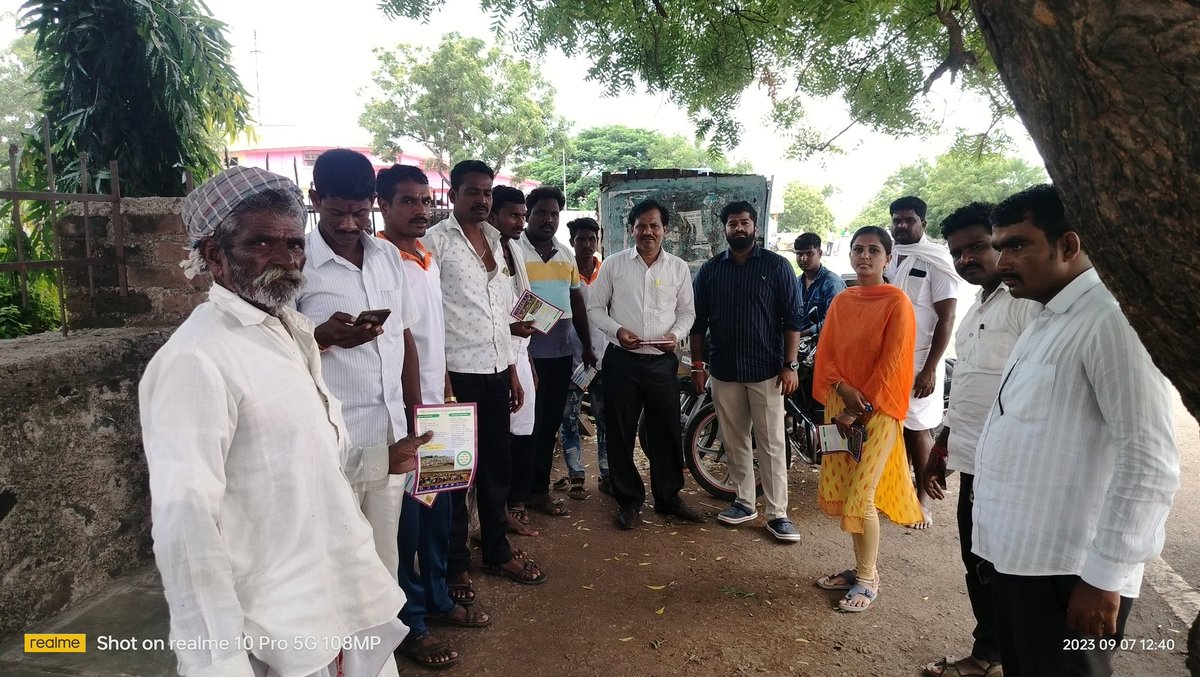 TPVIJAYPUR's tweet photo. ವಿಜಯಪುರ  ತಾಲೂಕಿನ ಹೊನ್ನುಟಿಗಿ  ಗ್ರಾಮ ಪಂಚಾಯತಿ ವ್ಯಾಪ್ತಿಯಲ್ಲಿಮನೆ ಮನೆಗಳಿಗೆ ಭೇಟಿ ನೀಡಿ ಕರಪತ್ರಗಳನ್ನು ನೀಡುವ ಮೂಲಕ ರೋಜಗಾರ್ ದಿನವನ್ನು ಆಚರಣೆ ಮಾಡಿ,ನರೇಗಾ   ಯೋಜನೆಯಡಿ ದೊರೆಯುವ ಸೌಲಭ್ಯ ��ಾಗೂ ವೈಯಕ್ತಿಕ ಕಾಮಗಾರಿಗಳ ಕುರಿತು.ಸಾರ್ವಜನಿಕರಿಗೆ ಮಾಹಿತಿ ನೀಡಲಾಯಿತು.ಹೆಚ್ಚಿನ ಮಾಹಿತಿಗಾಗಿ ತಿಳಿಸಲಾಯಿತು. https://t.co/5zLx1r9YNn