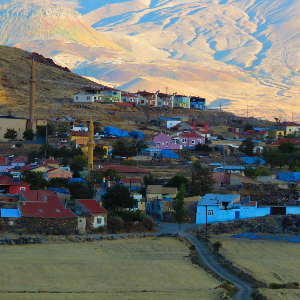 Hayata gözlerimi açtığım mahalle. Geri planda tüm ihtişamıyla Erciyes...